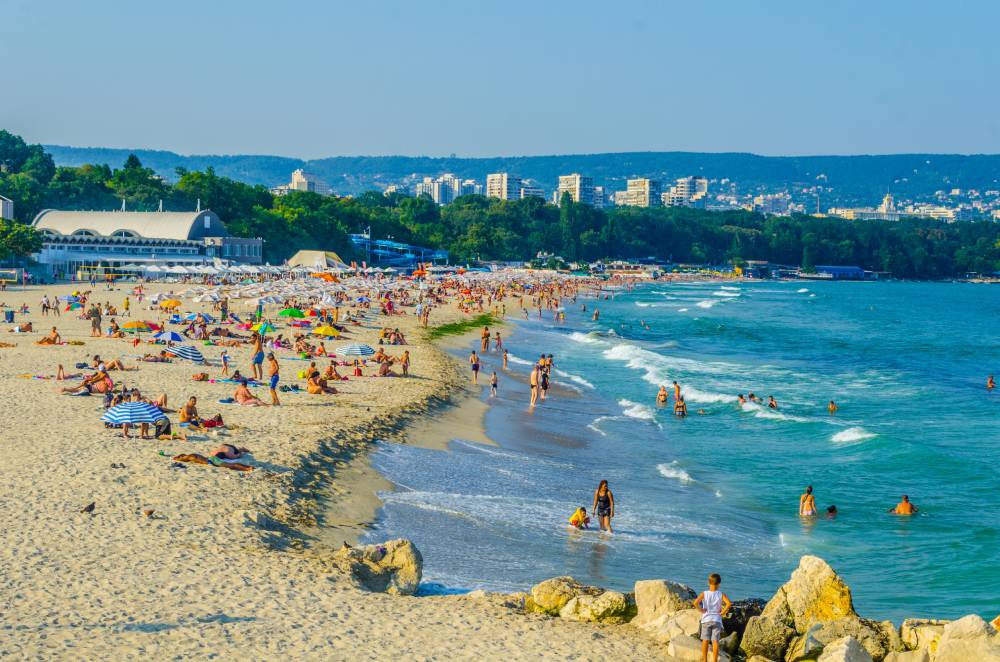 Люди отдыхают на пляже Чёрного моря в Болгарии