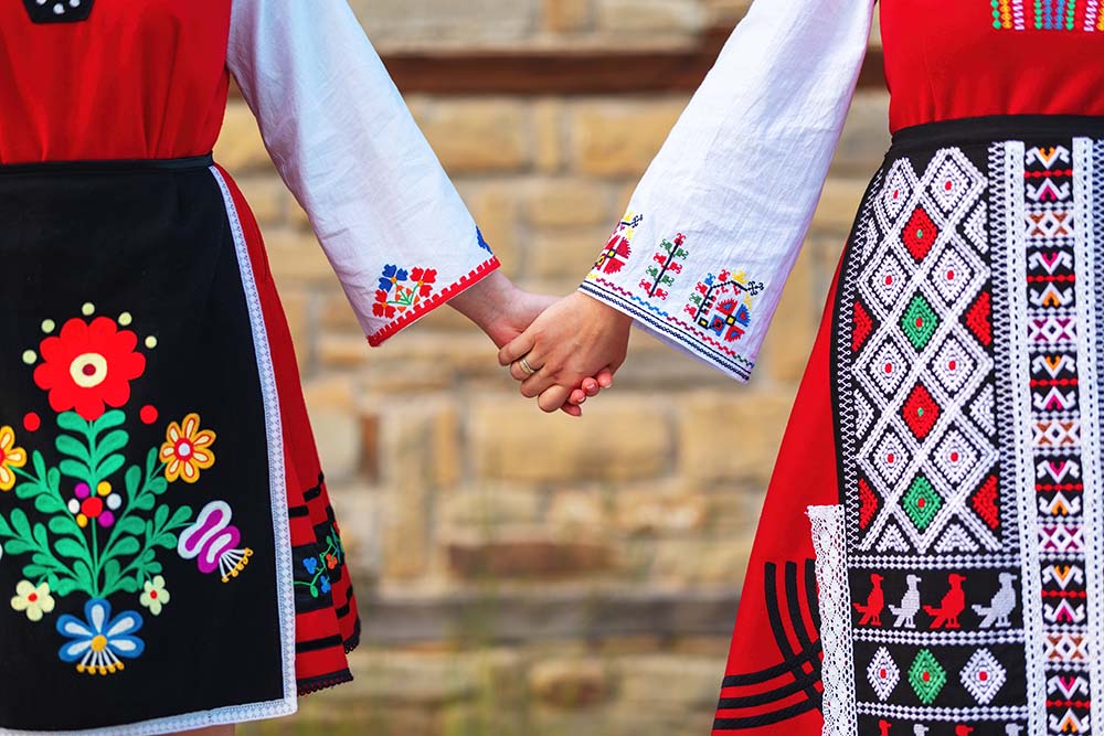 Девушки в традиционных болгарских этнических костюмах с фольклорной вышивкой