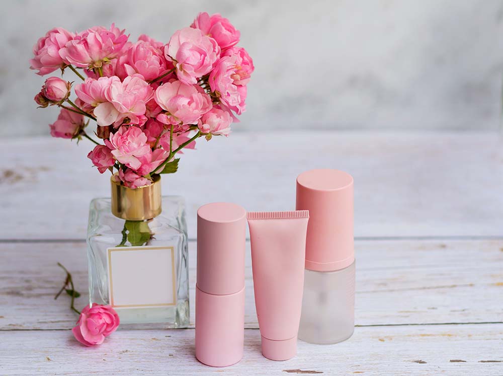 Косметический продукт на основе розового масла с цветками болгарской розы