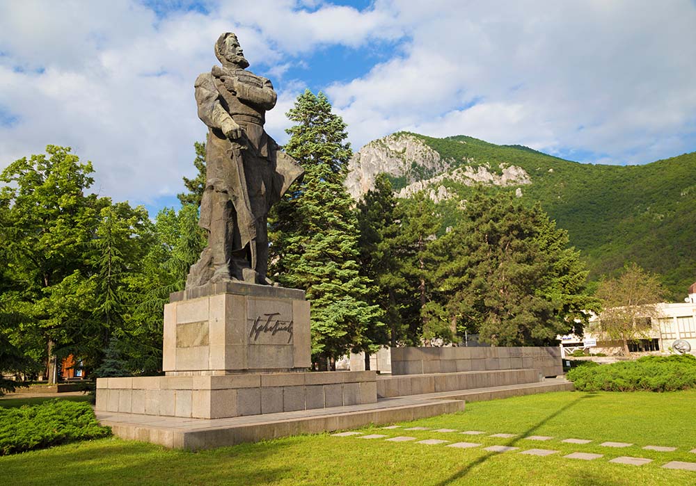 Памятник Христо Ботеву на пьедестале.