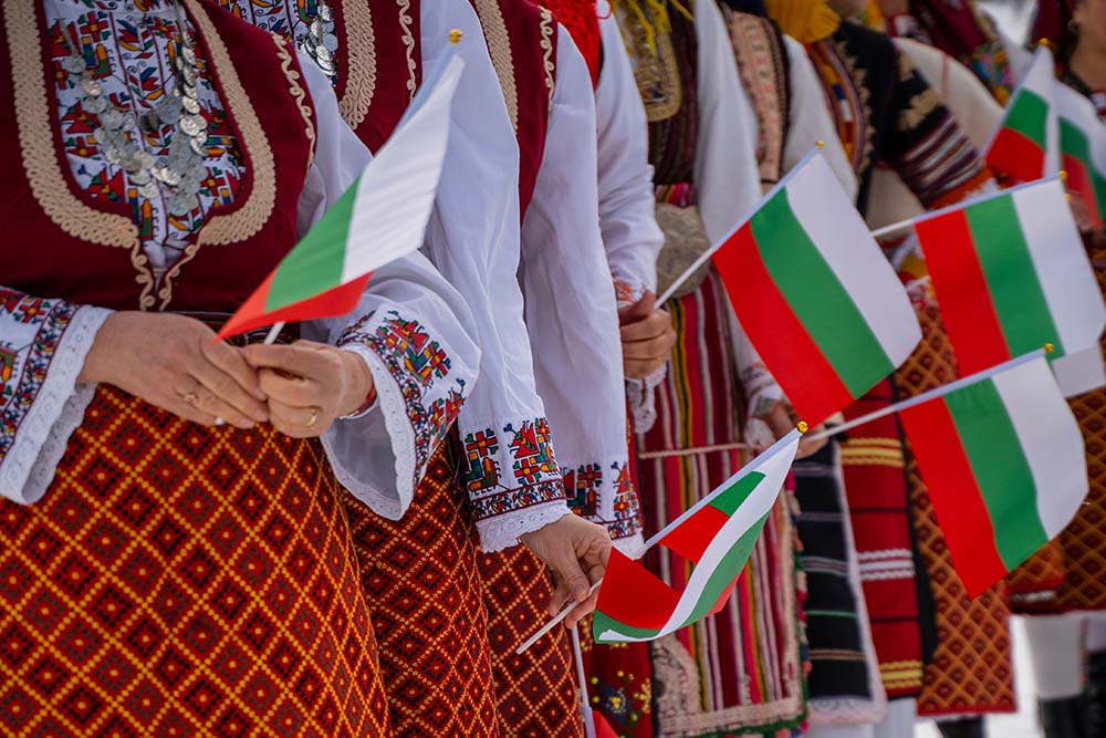 Женщины держат в руках болгарские флаги.