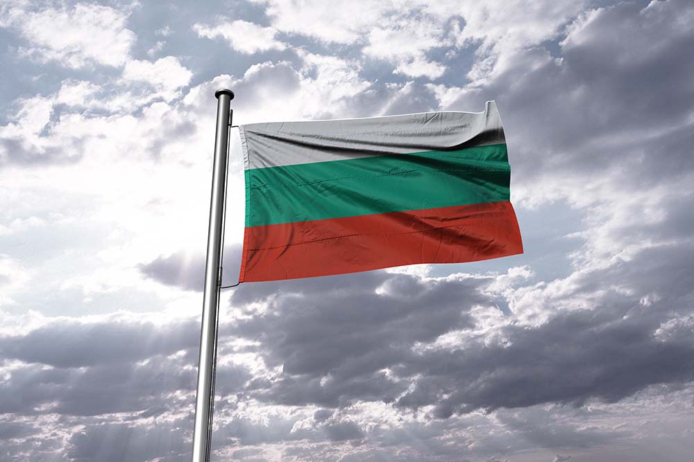 Болгарский флаг на фоне облачного неба.