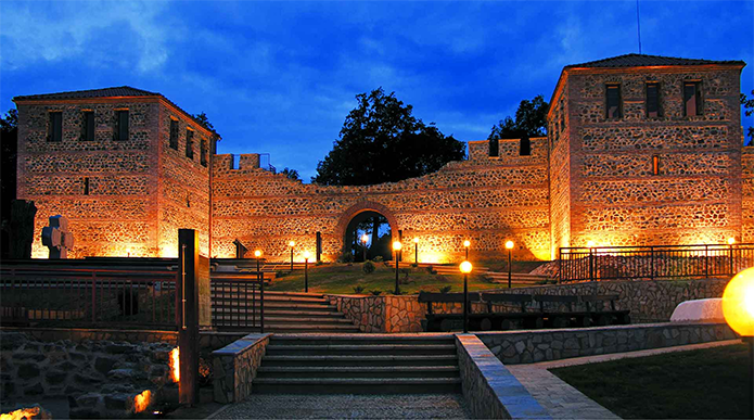 Ночной вида на крепость Цари Мали Град