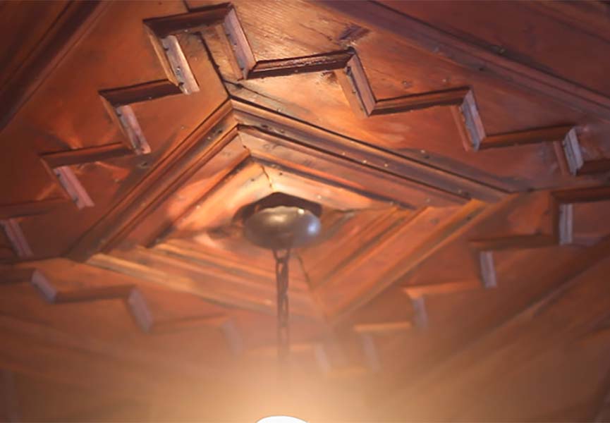 Резной деревянный потолок