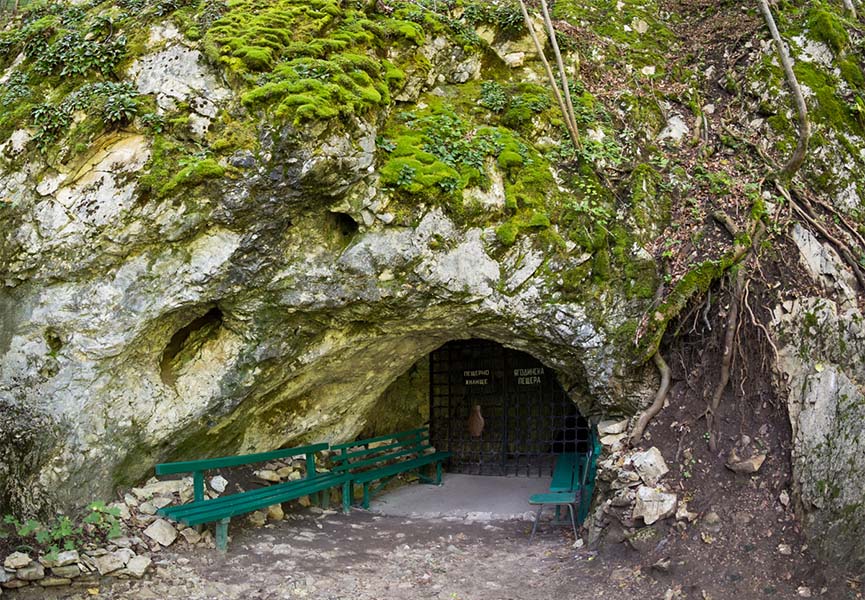 Вход в Ягодинскую пещеру